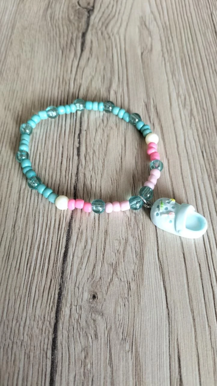 Bracelet à perles avec charm sabot crocs
